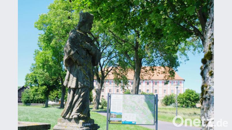 Auch der &quot;Brücken-Heilige&quot; Johannes Nepomuk weist den Wanderern den Wallfahrtsweg. Bild: do