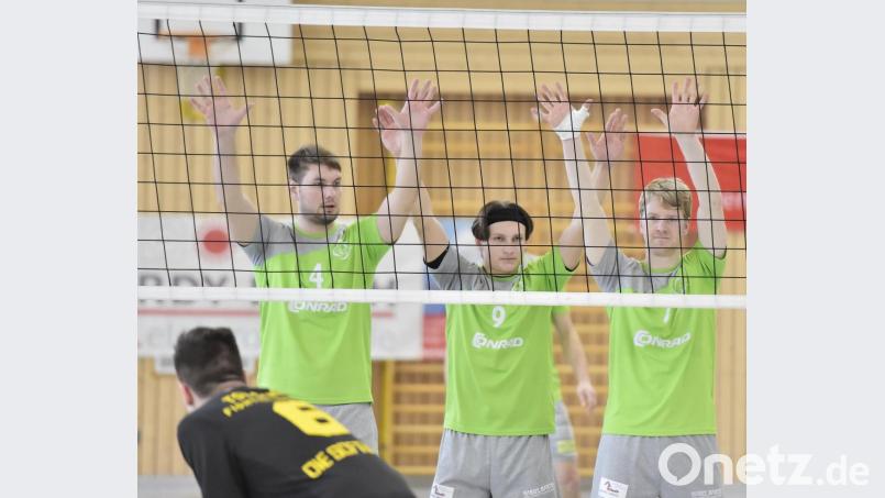 Nix zu tun am Netz: Wie hier die Volleyballer des VC Amberg, dürfen etliche andere Sportler nicht in die Halle. Bild: Archivbild: Ziegler