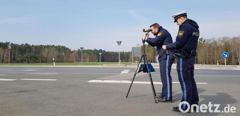 Bei Burglengenfeld hat es etliche Male geblitzt: Bei einer Geschwindigkeitsmessung zog die Polizei mehrere Fahrer aus dem Verkehr - manche bekommen saftige Strafen. Bild: Polizei Oberpfalz