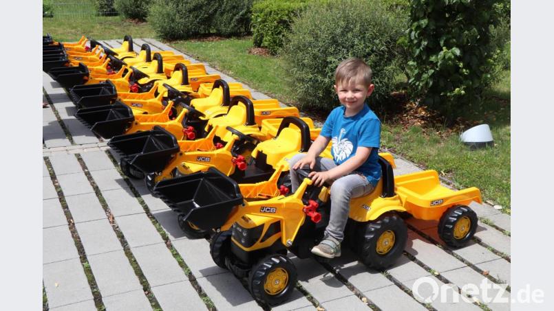 Gregor hat die Tret-Traktoren auf Herz und Nieren überprüft. Bild: vlu