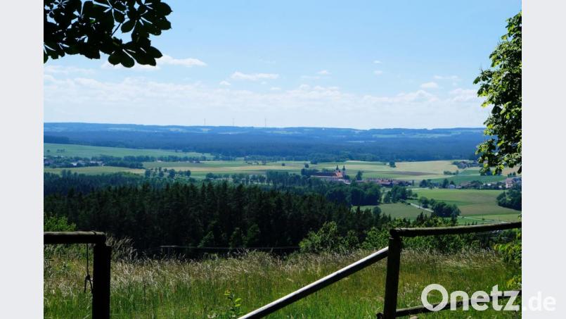 Ein unvergleichliches Landschaftspanorama lässt auf der Anhöhe des Barbaraberges die Schönheit der barocken Kulturlandschaft rund um das Kloster Speinshart erkennen. Bild: do