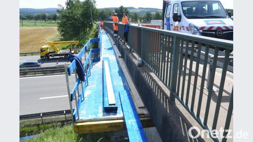 Am Freitag richten Bauarbeiter die Baustelle für die Brückensanierung an der Autobahn A 93 bei Weiden-Süd ein. Bild: Gabi Schönberger