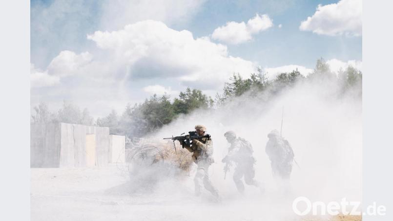 Soldaten bewegen sich bei einer Übung auf dem Truppenübungsplatz Grafenwöhr im Schutz des Rauches auf ihr Ziel zu. Im Nebel liegen derzeit auch die Einzelheiten eines möglichen US-Truppenabzugs aus Deutschland. Alle Stellen verweisen auf das Weiße Haus und damit US-Präsident Donald Trump. Bild: Spc. Ryan Lucas /US-Armee