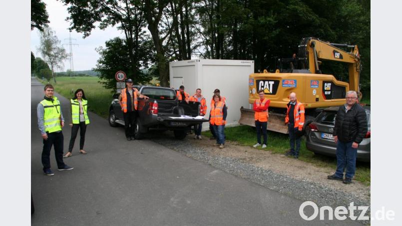 Heribert Hasenfürter (rechts) und Markus Heimann (Zweiter von rechts) von der Landkreis-Straßenverwaltung informierten über die auszuführenden Sanierungsarbeiten an der Kreisstraße TIR 17. Bei der &quot;Bauanlaufbesprechung&quot; waren weitere Mitarbeiter des Landratsamtes, der ausführenden Baufirma Rädlinger sowie Bürgermeisterin Margit Bayer (Zweite von links) und der geschäftsführende Beamte im Rathaus, Christoph Haberkorn, anwesend. Bild: fpoz