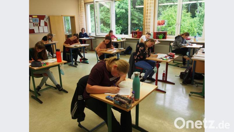 Studierende der Fachakademie Neustadt schreiben ihre Abschlussprüfungen unter Wahrung aller Hygiene- und Abstandregelungen. Bild: krb