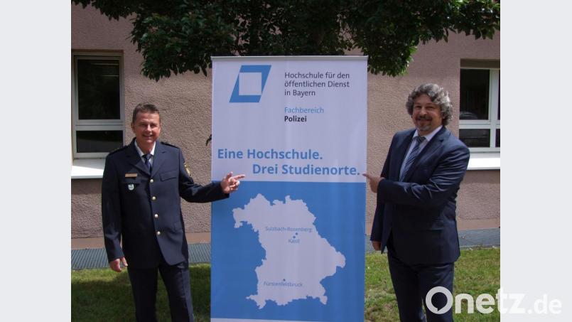 Die Führungsspitze der Hochschule für den öffentlichen Dienst in Bayern in Sulzbach-Rosenberg (von links): in Uniform Polizeidirektor Markus Ixmeier und Regierungsdirektor Stefan Loos. Bild: Thomas Scheuring/exb