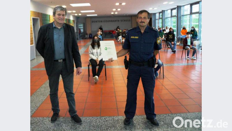 Polizeihauptkommissar und Verkehrsausbilder Karlheinz Senft (rechts) verabschiedete sich von seinen Schülerlotsen der Doktor-Eisenbarth-Schule. Rektor Werner Winderl sprach ihm den Dank der Schule aus. Bild: weu