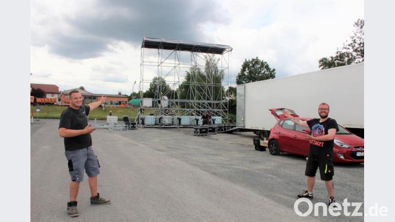 Timo Traßl (rechts) und Christopher Szeri demonstrierten am Freitagmittag schon einmal, wo es ab Samstagnachmittag etwas zu sehen gibt. Bild: stg