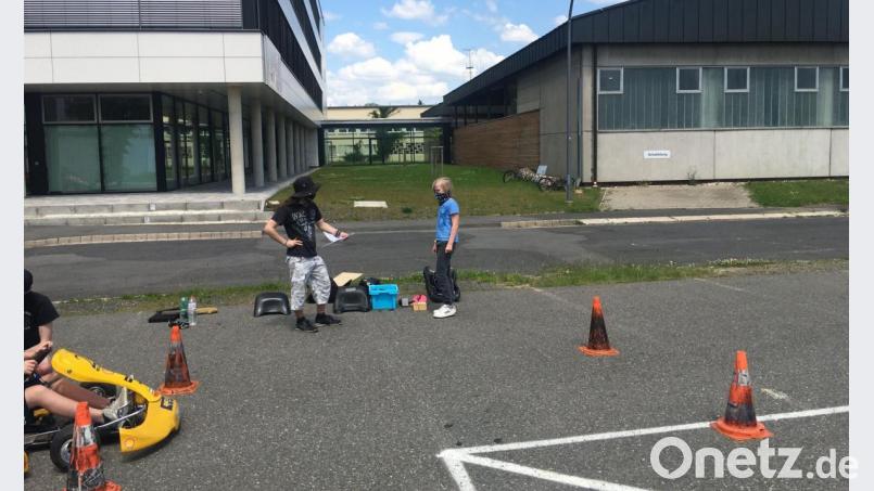 Beim Training gelten Hygiene- und Schutzmaßnahmen. Im Bild: Andreas Sirtl (links) im Gespräch mit Nachwuchsfahrer Jonas Kneißl, der sich auf seine Runden vorbereitet. Bild: wro