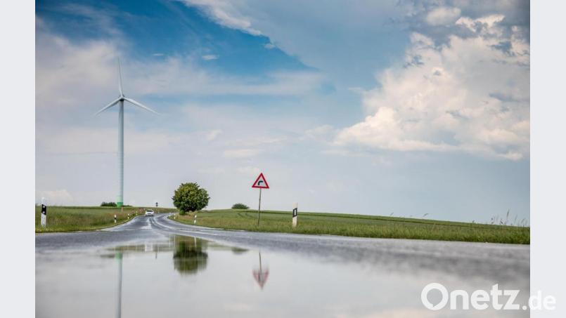 Während in den vergangenen Jahre die Freibäder schon im Mai überfüllt waren, liefen die Heizungen dieses Jahr in der Oberpfalz noch kurz vor dem Sommeranfang Mitte Juni. Diese unerwartete Verschnaufpause von der Klimaerwärmung ist ein willkommenes Geschenk für unseren Autor. Bild: Jan Woitas/dpa