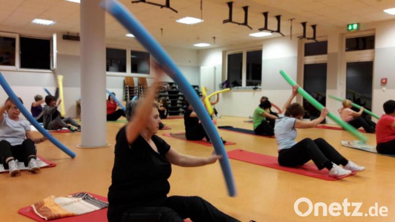 Immer schön Abstand halten: Die Damen der Grafenwöhrer Fitnessgruppe von Marlene Stopfer-Höhn machen es vor. Bild: sne