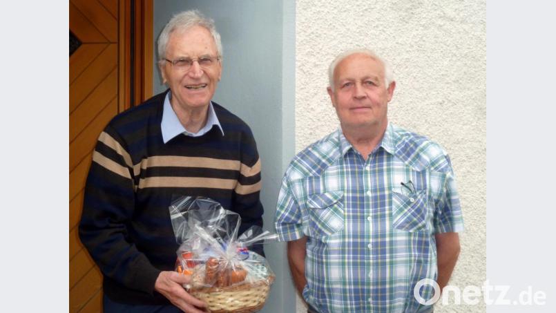 Otto Walbrunn (links) freut sich über die Glückwünsche von Fotoclubchef Alois Hubmann. Bild: tu
