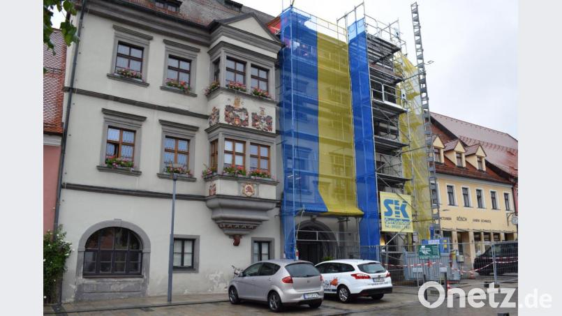 Damit das Gerümpel des Dachbodens nicht durch das Rathaus geschleppt werden muss, wurde ein Lastenfahrstuhl an der Außenseite aufgebaut. Bild: szl