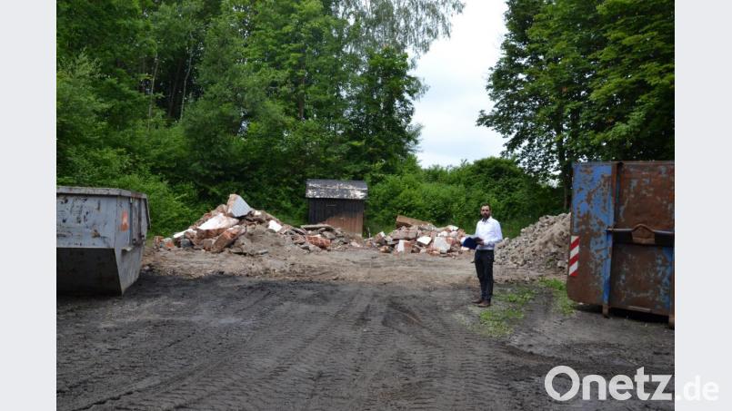Bürgermeister Armin Bulenda freut sich über den Beginn der Sanierungsarbeiten im Kurpark. Zwei Tage dauerte der Abbruch des abgebrannten Betriebsgebäudes. Bild: gi