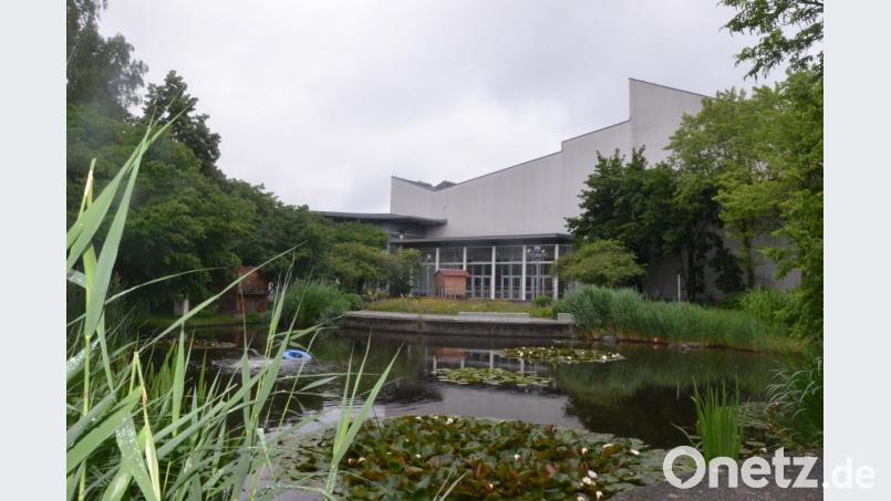 Die Max-Reger-Halle soll am Montag um 22 Uhr rot illuminiert werden. Bild: Kunz