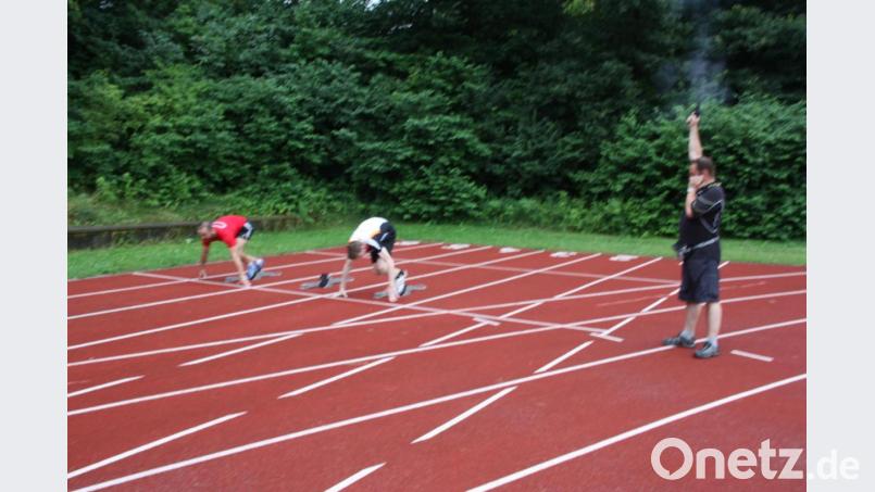 Den Startschuss fürs Training in der Leichtathletikabteilung möchte Abteilungsleiter Thomas Liebs(rechts) nicht verpassen. Leider sieht er sich im Moment noch nicht dazu in der Lage, diesen auch abzugeben. Bild: adj