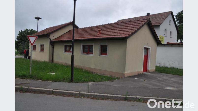 Gerätehaus der Zeulenreuther Feuerwehr mit zum WC umgebauten alten Kühlhausanbau (rechter Teil). Bild: ak