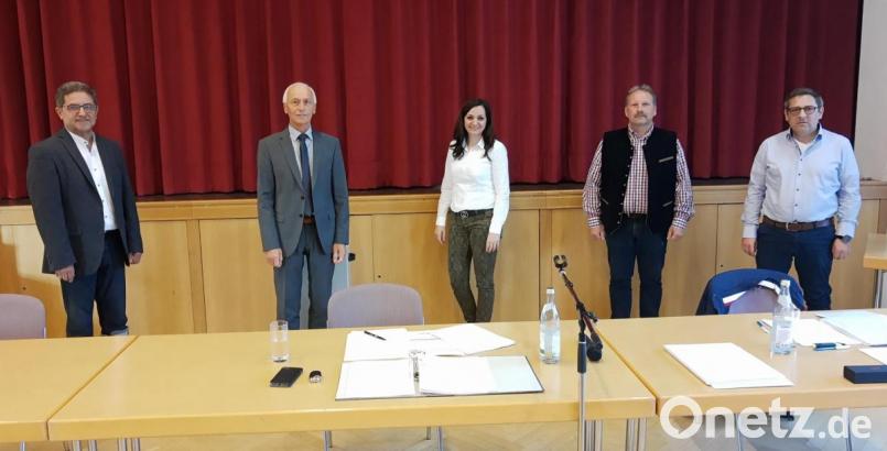 Große Abstände dienen nur der Sicherheit und symbolisieren nicht die Art der Zusammenarbeit: Den wiedergewählten Vorsitzenden Peter König (Zweiter von links) vertreten Franz Tauber (links) und Bernhard Schindler (Zweiter von rechts). Die Wahl leiteten Margit Bayer und Geschäftsführer Thomas Nickl. Bild: ld