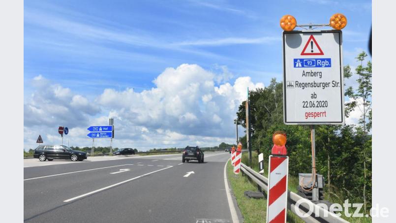 Ab Montag, 22. Juni, kann an dieser Stelle von der Süd-Ost-Tangente nur noch nach links auf die Autobahn A93 (Richtung Hof) abgebogen werden. Geradeaus ist gesperrt. Wer nach Regensburg möchte, muss eine Umfahrung in Kauf nehmen. Bild: Gabi Schönberger