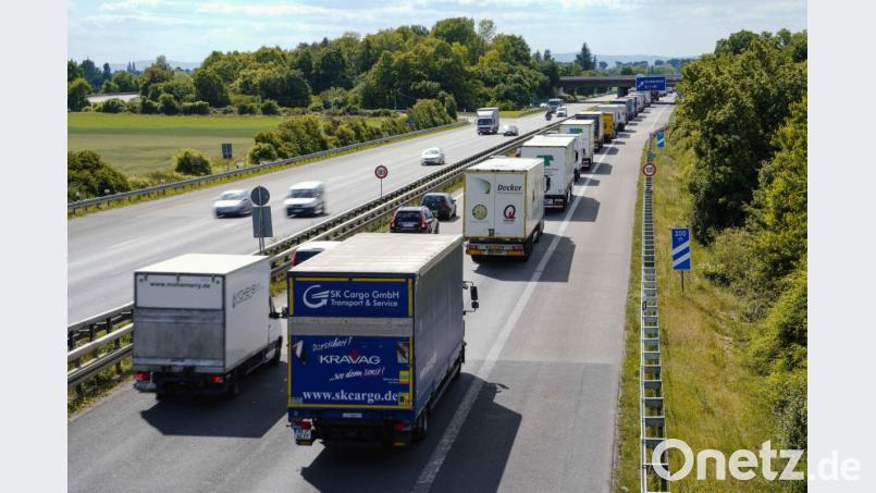 Für LKW ab 7,5 Tonnen gilt wieder das Fahrverbot an Sonn- und Feiertagen. Bild: Uwe Anspach/dpa