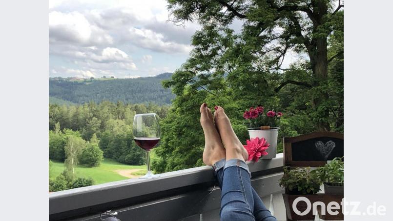 Wohin soll man reisen, wenn man von seinem Balkon aus solch einen Ausblick genießt? In der Oberpfalz - wie hier in Leuchtenberg - kann man sich auf Balkonien sehr gut entspannen. Bild: Resi Zanner/exb