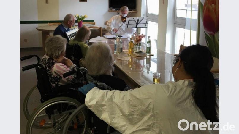 Langsam soll wieder Normalität einkehren im BRK-Seniorenwohn- und Pflegeheim St. Barbara in Hirschau. Ein gelungener Beitrag dazu sind die unterhaltsamen Musikstunden, die Pflegefachkraft Vanessa Kreuzer (Stirnseite) und Heimsenior Georg Pfab (hinten links) den Bewohnern mit Geige und Ziehharmonika bereiten. Bild: u