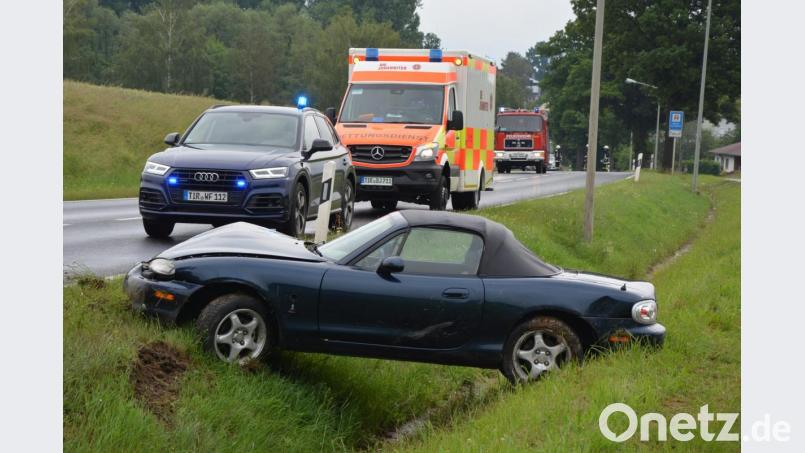 Mit ihrem Mazda kam die Fahrerin von der regennassen Fahrbahn ab und überschlug sich. Glücklicherweise blieb es beim Blechschaden. Bild: jr