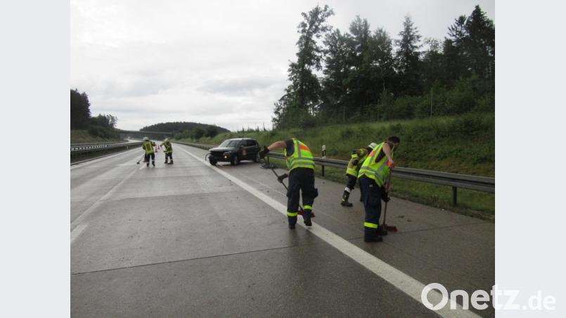Bei Nabburg geriet ein Autofahrer auf der A6 ins Schleudern und krachte in die Schutzplanke. Bild: Mandred Raab/exb