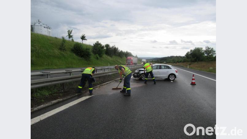 Starker Regen war die Ursache für einen Unfall, der sich am Freitag auf der A6 bei Wernberg-Köblitz ereignete. Bild: Manfred Raab/exb