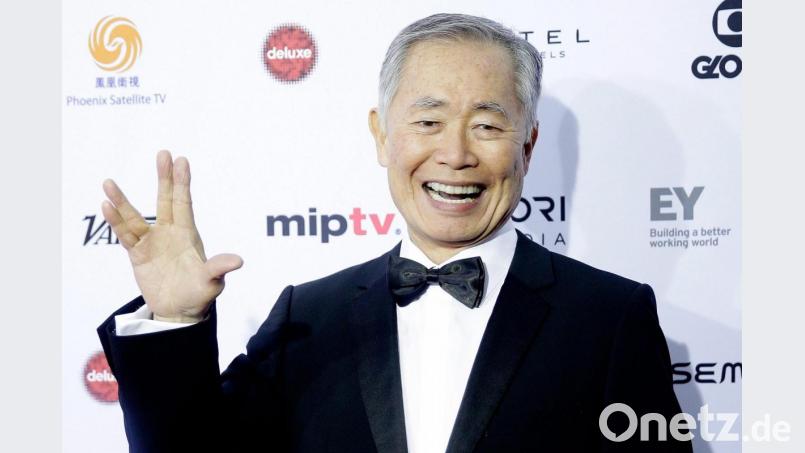 US-Schauspieler George Takei trifft 2015 zur Verleihung der International Emmy Awards ein und grüßt mit dem Vulkanier-Gruß. Bild: Andrew Gombert/EPA/dpa