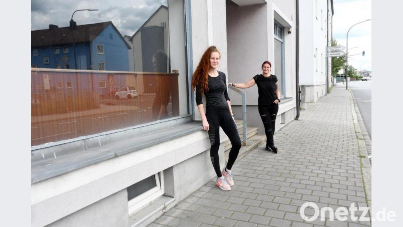 Sarah Bauer (links) und Anett Hartenstein stehen in der Frauenrichter Straße vor dem Gebäude ihres geplanten Unverpackt-Ladens. Bild: Gabi Schönberger