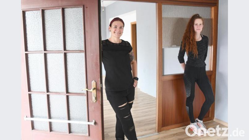 Anett Hartenstein (links) und Sarah Bauer haben den Mietvertrag für die Räume ihres geplanten Unverpackt-Ladens nun unterschrieben. Bild: Gabi Schönberger