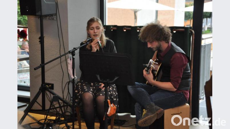 Leonie Weis und Jonathan Steinberger waren live im Restaurant und Café &quot;Friedrich&quot; zu hören. Den Zuhörern gefiel der Abend. Und nicht nur denen sondern auch Gastronom Veit Reisberger und Hannes Gilch von der Musikinitiative Vohenstrauß. Bild: dob