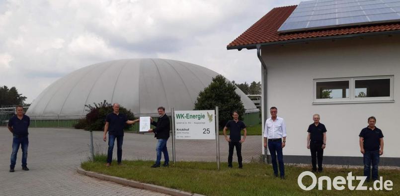 Die Anlage der WK Energie GmbH &amp; Co. KG in Weiher-Kricklhof wurde vom Fachverband Biogas im Juni als „Biogasanlage des Monats“ ausgezeichnet. Die Urkunde überreichte dieser Tage Markus Bäuml, Regionalreferent Süd-Ost des Fachverbandes, den Betreibern. Von links: Karl Hanauer, Werner Wendl, Markus Bäuml, Michael Beck, Bürgermeister Hermann Falk, Laurenz Beck und Hermann Ott. Bild: u