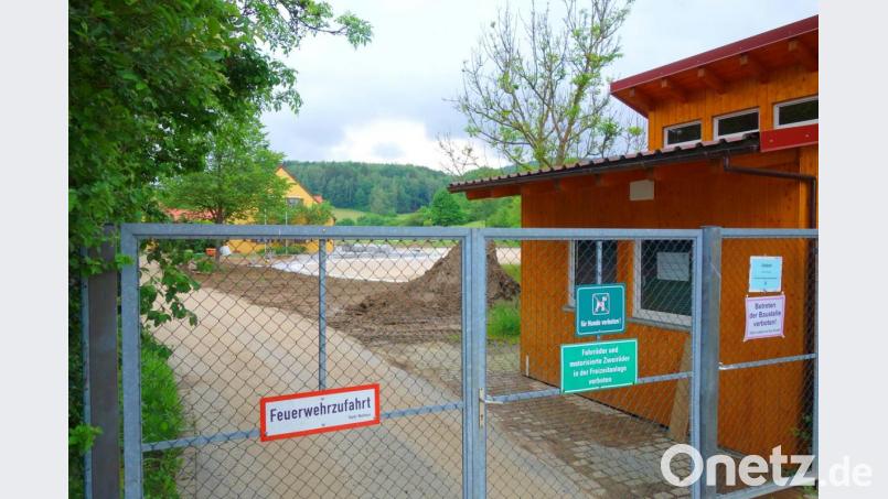 Auch nach dem Ende der Baustelle bleibt das Tor zur überregional beliebten Freizeitanlage &quot;Bäckeröd&quot; geschlossen. Einzig der Vitalpark und der Kinderspielplatz sollen zu späterer Zeit zugänglich sein. Bild: fjo