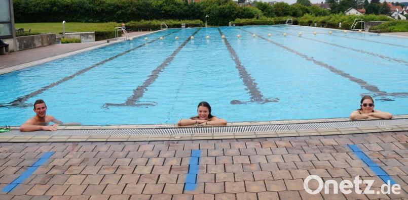 Die Schwimmer freuten sich über die Öffnung des Bades. Bild: weu
