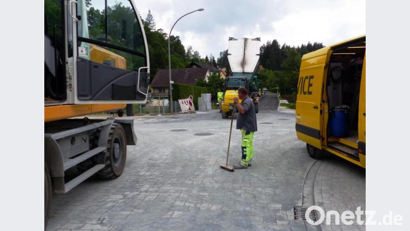 Die Asphaltierungsarbeiten zur Dorferneuerung in Pfaffenhofen sind abgeschlossen – die Umleitungs- Ralley der Anwohner hat ein gutes Ende gefunden. Bild: jp