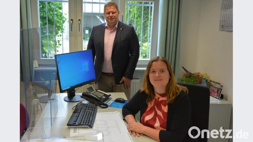 Ihr neues Büro für die Seniorenarbeit hat Christiane Bleistein im Erdgeschoss des neuen Rathauses bezogen. Dort ist sie unter der neuen Telefonnummer, 09633/89133, dreimal wöchentlich zu erreichen. Bisher hatte Frau Bleistein ihr Büro im Mehrgenerationenhaus. Einen guten Start wünschte Bürgermeister Stefan Grillmeier. Bild: jr