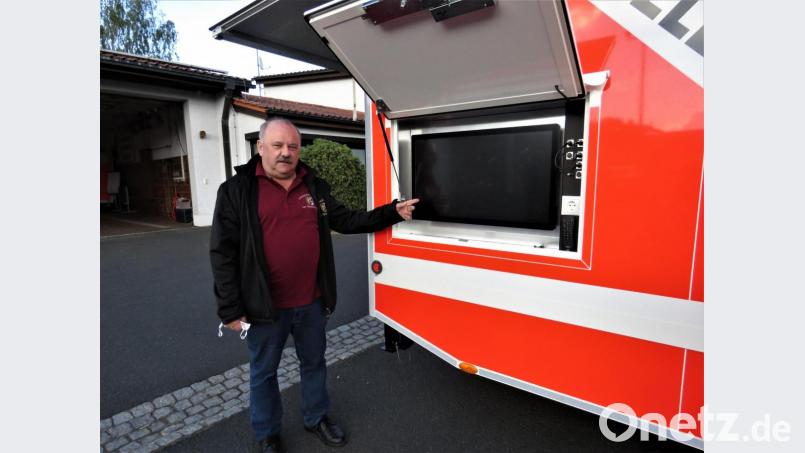 Der externe Bildschirm unter einer Klappe im Heck des Fahrzeugs kommt zum Einsatz, wenn bei Großeinsätzen viele Rettungskräfte vor Ort mittels PC-Technik rasch mit Informationen versorgt werden müssen. Bild: ubb