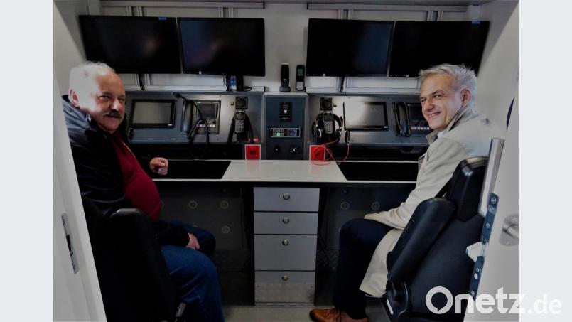 Landrat Roland Grillmeier (rechts) ließ sich von Einsatzleiter Andreas Wührl die Technik erklären. Der Landkreischef war sichtlich beeindruckt von den technischen Raffinessen des neuen Einsatzfahrzeuges. Bild: ubb