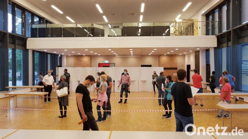 Die lange Warteschlange zog sich durch den großen Saal der Stadthalle. Bild: fks