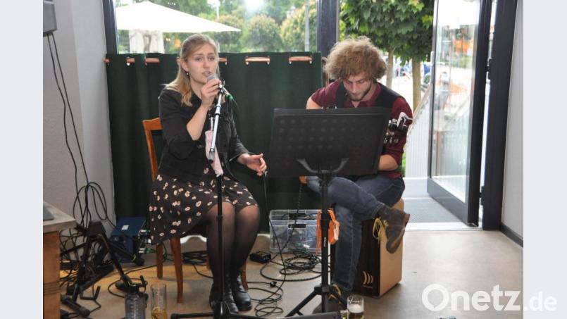 Leonie Weis und Jonathan Steinberger waren live im Restaurant und Café &quot;Friedrich&quot; zu hören. Den Zuhörern gefiel der Abend. Und nicht nur denen sondern auch Gastronom Veit Reisberger und Hannes Gilch von der Musikinitiative Vohenstrauß. Bild: dob