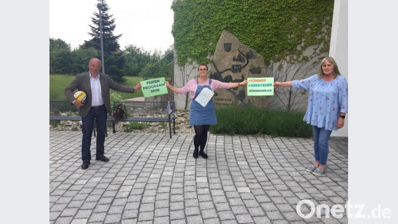 Die Verantwortlichen für das Kümmersbrucker Ferienprogramm, die Gemeindejugendpflegerin Helena Schubert (Mitte) und Susann Rotsch (rechts) gemeinsam mit Bürgermeister Roland Strehl. Bild: Wolfgang Roggenhofer/exb