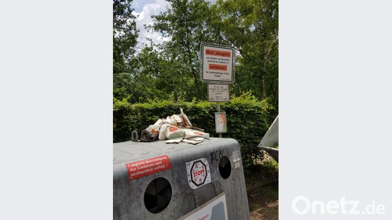 &quot;Müll ablagern und Abstellen von Wertstoffen außerhalb der Container ist verboten. Bei Zuwiderhandlungen erfolgt Anzeige: Der Hinweis ist deutlich, wird aber vielfach ignoriert. Bild: Mario Lutz