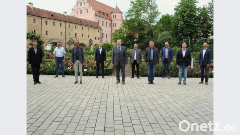 Landrat Richard Reisinger (Fünfter von links) hieß die neuen Bürgermeister im Landratsamt willkommen. Von links: Albert Geitner (Ursensollen), Hermann Mertel (Hirschbach), Peter Achatzi (Neukirchen), Erich Meidinger (Ebermannsdorf), Anton Peter (Ammerthal), Bernhard Köller (Königstein), Uwe König (Freihung), Marcus Eichenmüller (Schnaittenbach) und Hans Ram (Ensdorf). Bild: Christine Hollederer/exb