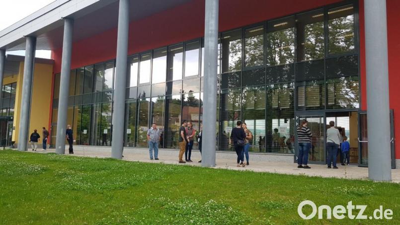 Lange Warteschlange bereits vor der Stadthalle. Spendenwillige mussten eineinhalb Meter Abstand voneinander halten. Bild: fks