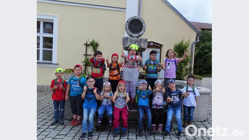 Endlich wieder mal raus: Großen Spaß hatten die Kinder bei ihrem Gang durch den Waldecker Markt (im Bild der Marktbrunnen). Dass es wieder aufwärts geht, signalisierten die Mädchen und Buben mit den erhobenen Daumen und mit strahlenden Gesichtern. Bild: hl