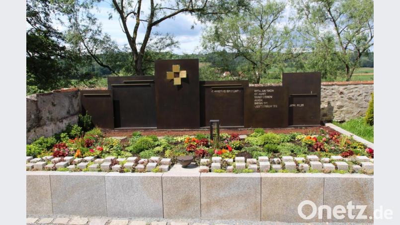 Die neue Urnengrablege auf dem Friedhof in Perschen bietet ab sofort für alle Katholiken, die zur Pfarrei Nabburg gehören, die Möglichkeit der pflegefreien Bestattung in einer ansprechenden Gemeinschaftsgrabanlage. Bild: bph