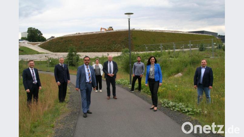 Machten sich am Kreisverkehr ein Bild vom ersten Bauabschnitt der Ortsumgehung, der Unterführung für den Rad- und Fußweg: (von links) Landtagsabgeordneter Tobias Reiß, Landrat Roland Grillmeier, Staatssekretär Klaus Holetschek, Dritte Bürgermeisterin Gisela Kastner, der Leiter des Staatlichen Straßenbauamtes Amberg-Sulzbach, Henner Wasmuth, Bautechniker Werner Rüth, Bürgermeisterin Margit Bayer und ihr Stellvertreter Mario Rabenbauer. Die 3,4 Kilometer lange Umgehung geht vor der „Park-Pyramide“ vorbei und lässt links und rechts die Cube-Logistikhallen liegen. Bild: fpoz