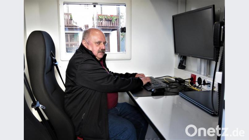 Auch im Mittelteil des Fahrzeuges befindet sich ein geräumiger Arbeitsplatz, ausgestattet mit PC und moderner Funktechnik für die Einsatzkräfte. Bild: ubb